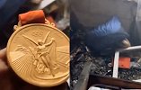 俄运动员家中失火，但废墟里扒出的北京奥运金牌连带子都完好无损
