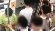 地铁上“不堪一幕”被拍，女子害怕不敢反抗，色狼“得寸进尺”