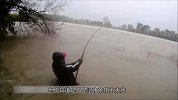 老外实在太疯狂，竟然在狂风暴雨中钓鱼，结果怎么样？