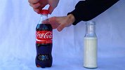 搞笑奇趣-牛奶倒入可乐后奇妙反应