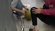 女子带榴莲登机被拦，当场蹲地狂吃仨榴莲：飞机上打嗝都是榴莲味