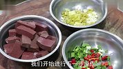 大厨分享家常版的“酸辣猪血”，酸辣爽口无腥味，下酒下饭特别棒