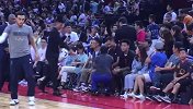篮球-17年-易建联场边观战中国赛 神态轻松面露微笑-新闻
