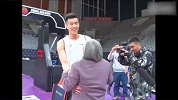暖心一幕！84岁奶奶级球迷见到郭艾伦兴奋的语无伦次