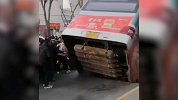 西宁地陷仍有一人失联 消防：或坠入坑口下方防空洞不放弃搜救