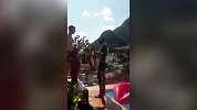 脑子里都是欧冠！默腾斯死忠那不勒斯海边高举欧冠奖杯