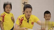 乒乓球-17年-王楠为孩子包馄饨 自爆爱上馄饨全因一人-专题