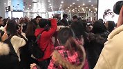 胡一天机场遭围堵场面壮观 差点错过电梯萌点十足