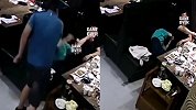 媳妇深夜陪别人吃饭 男子撞见暴打：这是我媳妇！