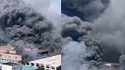 合肥天水路一物流园发生火灾 现场浓烟滚滚
