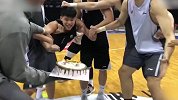 太残暴了！深圳小将容子峰被队友悬空拍蛋糕