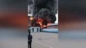 河北正定一化工厂仓库起火 60辆消防车赶赴现场扑救