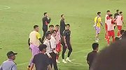 国足名场面！赛后谢场时郑智怒瞪看台球迷
