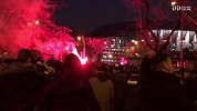 欧冠-1718赛季-提前庆祝比赛胜利？巴黎球迷斗志昂扬场边放起烟花-花絮