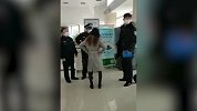 大连女子进银行拒戴口罩 在警察面前耍彪被拘10日