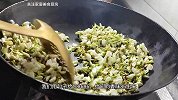 槐花又出新吃法，大厨2分钟教你学会做槐花丸子，进来学习一下