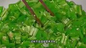 把面粉倒入青椒里拌一下，出锅以后成了全家人爱吃的下饭菜，真香