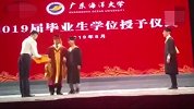 这届校长不好当，毕业生上台向校长行大礼
