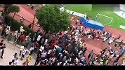 中超-13赛季-网友现场实拍小贝同济大学引发严重踩踏事件 学生手挽手护伤者-新闻