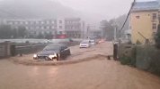 甘肃华池突遭暴雨冰雹袭击：街道瞬间成河，部分店铺受损