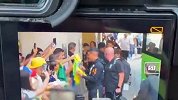 巴西球员不理会球迷引发不满 马尔基尼奥斯招呼队友回来