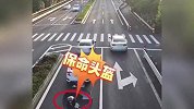 男子骑摩托撞上汽车，上半身瞬间“嵌入”轿车挡风玻璃！监控曝光