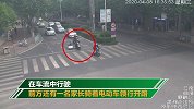 实力坑娃！萌娃车流中开“豪车” 家长不以为然全程骑车领路