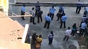 东莞一男子与人因口角起冲突 持刀闯入对方家中致1死1伤