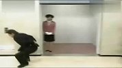 日本人的囧式幽默，来个电梯恶搞
