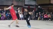 野球场又现“影帝” 年纪轻轻就不学好