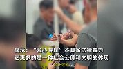 大妈地铁让女子让座，大爷讲理被大妈反怼：我年轻的时候从来不坐