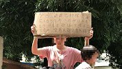 广西一公司原总经理被女子举牌举报：花300万养小三