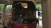上港全队抵达球场自信满满 胡尔克复出笑容满面