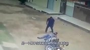 两男子拦路抢劫，要不是监控，谁会相信他们遭到了反杀