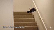 地面已经困不住扫地机器人了，这台遇到楼梯直接飞上去