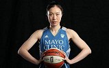 教练球迷送上祝福 邵婷赴美加盟山猫队征战WNBA