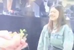 水木年华南宁演唱会结束后 女子被男友求婚当场