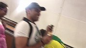 PP体育前方直击：巴西球迷自动扶梯击掌路人 分享赢球喜悦
