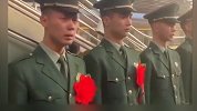 泪目！因国庆任务延迟退伍的老兵踏上列车 战士戴红花挥泪告别