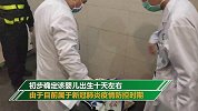 四川一女婴在公厕隔板下哇哇大哭 警方：正寻找亲生父母