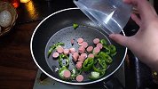 火腿肠炒什么好吃，火腿肠炒青椒特别的好吃