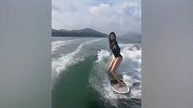 会冲浪的小姐姐太酷了 重点还有一双大长腿