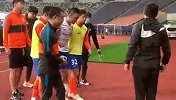 尹聪耀飞铲张弛被裁判无视 张弛被队友搀扶回更衣室