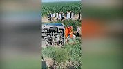 小客车失控侧翻入沟，造成2人死亡4人受伤