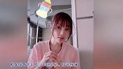 李小璐嘟嘴卖萌扮可爱，身形消瘦锁骨明显，网友直言有些沧桑