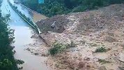 重庆綦万高速一路段再次塌方 现场泥浆滚滚而下涌向公路