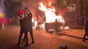 太疯狂！巴黎球迷街头庆祝直接烧车