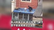 现场！幼童从5楼窗户坠至3楼雨棚，邻居扯被单、拿梯子合力营救