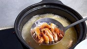几只大虾加上冻大米，熬一锅海鲜营养粥，方法简单又快又好喝