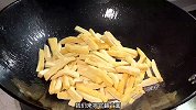 3块钱的豆腐干加2根青椒，简单一炒，鲜香入味，好吃又下饭